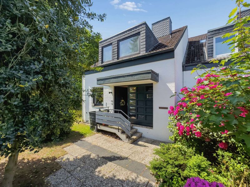 Parkähnliches Grundstück in Alt-Rahlstedt – großzügige Doppelhaushälfte mit Kamin, Loggia und Garage
